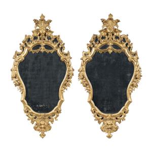 Coppia di specchiere in legno intagliato e dorato. Italia, XVIII secolo.