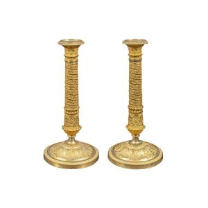Coppia di candelieri in bronzo dorato. Parigi, inizi XIX secolo.