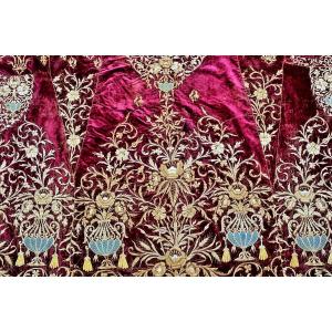 A Rare 18th Century Tapestry In Crimson Velvet Embroidered With Gold Threads - Ottoman Empire 18th Century