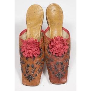 Pair Of Orientalist Mules In Leather Embroidered With Tulips - France Late 18th Early 19th Century