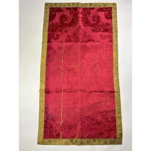 Small Crimson Brocatelle Table Mat With Large Decoration - France Or Italy, Late 17th Century