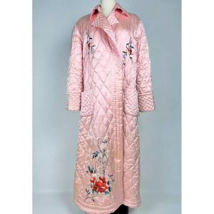 Quilted And Embroidered Bathrobe In Powder Pink Silk Satin - Japan Circa 1940-1950