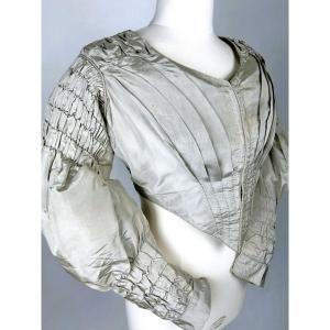 A Caraco In Grey Silk Faille With Small Balloon Sleeves - France Circa 1835-1840
