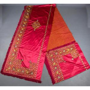 Mughal Tent Or Indian Palace Valance In Embroidered Satin - India 19th Century