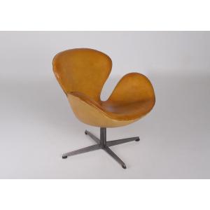 Swan Chair In Leather – Arne Jacobsen
