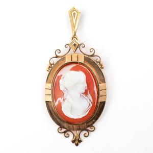 3560 – Yellow Gold Agate Cameo Pendant