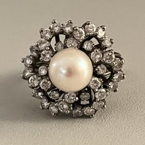 1361 – Flower Ring White Gold Diamonds Pearl