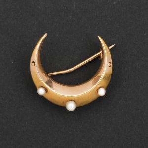 2607– Crescent Moon Brooch Yellow Gold Pearls