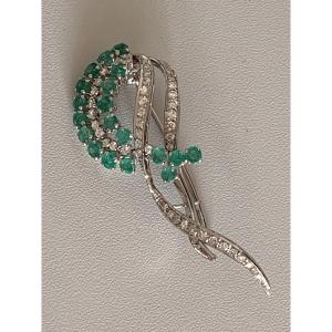 3526– White Gold Emerald Diamond Brooch