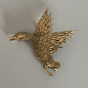 3906– Finely Chased Yellow Gold Bird Brooch