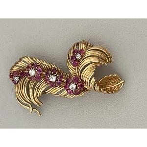 3972- Vintage Brooch Yellow Gold Diamonds Pink Sapphires