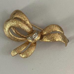 3714- Yellow Gold And Gray Diamond Brooch