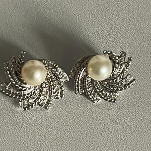 4943- White Gold Pearl Diamond Clip-on Earrings