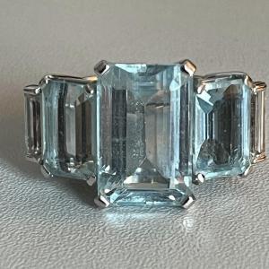 4959- White Gold Aquamarines And Diamonds Ring