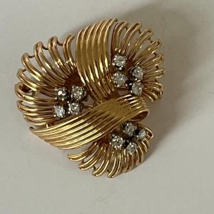 5255- 1970s Brooch Yellow Gold Wire Diamonds