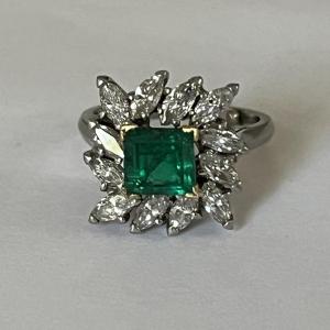 5776- White Gold Colombian Emerald Diamond Ring