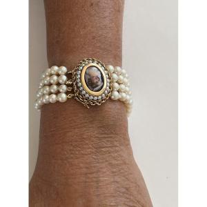 5941- 4 Row Pearl Bracelet With Porcelain Medallion Clasp