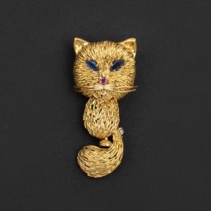 5737- Saphirs Yellow Gold Cat Brooch