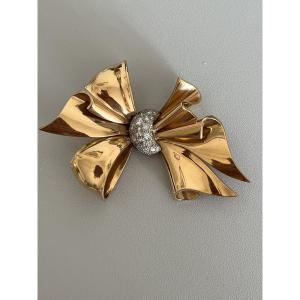 6400- Vintage Bow Brooch In Yellow Gold And Grey Diamonds