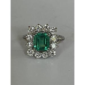 6918- White Gold Ring With Colombian Emerald And Diamonds