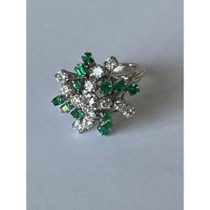 7099 - Vintage Cocktail Ring In White Gold With Emeralds And Diamonds