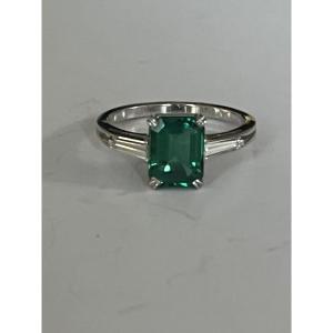 6892 - Platinum Ring With Green Stone And Diamonds