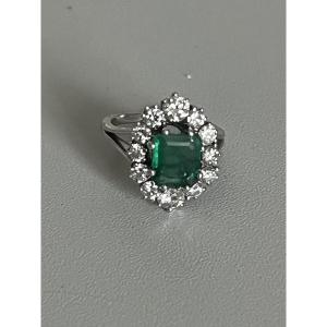 7228 - Flower Ring In White Gold With A 2.72 Ct Emerald And 1.20 Ct Diamonds