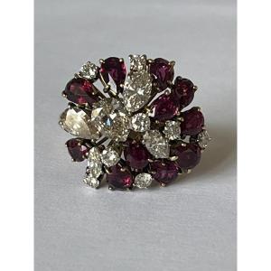 7070 - Vintage Cocktail Ring In Yellow And Grey Gold With Garnets And Diamonds