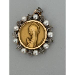 7579 - Pendant A. Augis Virgin Mary Yellow Gold And White Beads Akoya