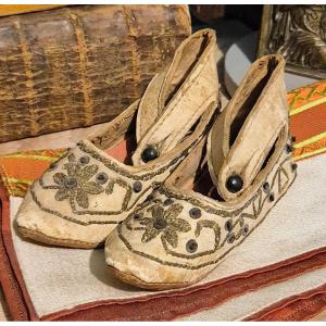 Pair Of Embroidered Chinese Slippers For A Young Child - 19th Century 