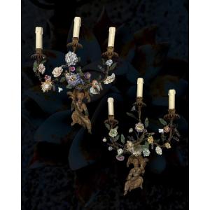 Coppia di appliques in legno laccato a chinoiserie, con fiori in porcellana. Torino. XVIII Secolo
