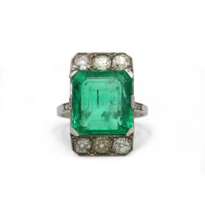 Art Deco Ring - 7.99 Carat Colombian Emerald On Gold And Platinum