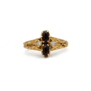 Yellow Gold Ring With Garnets And Opals  