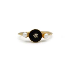 750 Yellow Gold Ring With Onyx, Diamond And Pearls  