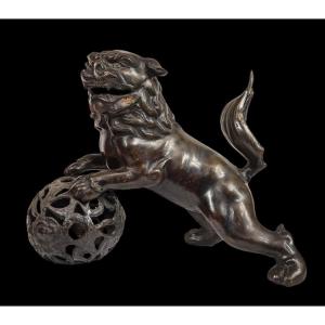 Important Fô 獅子 Dog Holding A Canton Ball, Japan, 1930, Early Showa Era