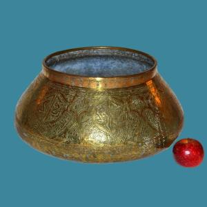 Very Important Oriental Basin, "heap" In Chiseled Brass, Middle East From The 19th Century