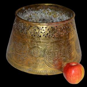 Beautiful Chiseled And Openwork Brass Basin, Ottoman Art From The 19th Century, Very Good Condition