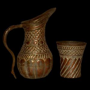Doltcha & Its Goblet, Table Carafe, 19th Century Persia In Tinned Copper Engraved With Repoussé