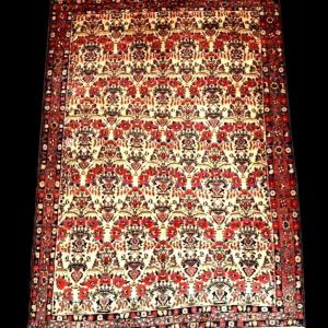 Abadeh Carpet, 162 X 220 Cm, Hand-knotted Wool In Iran, First Part Of The 20th Century