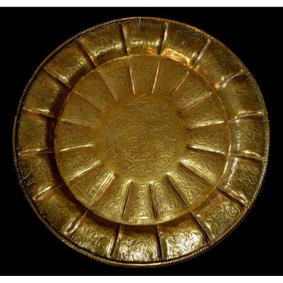 Important Tray Decorated With The Sun In Chiseled Copper, Central Asia, 19th Century