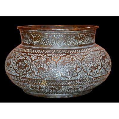 Important Indo-persian Copper Basin, Chiseled With Chitals, 19th Century, Very Good Condition
