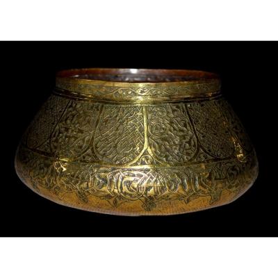 Tâs, Chiseled Brass Basin, Iran, From The 19th Century In Very Good Condition