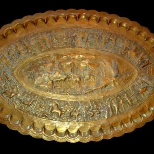 Huge Kadjar Tray In Engraved Brass, 79 Cm X 123.5 Cm, Polylobed Oval Shape, 19th Century