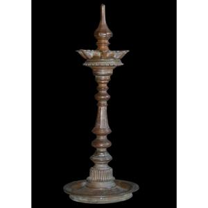 Temple Ritual Oil Lamp In Engraved Bronze, Nepal, H 52 Cm, 19th Century
