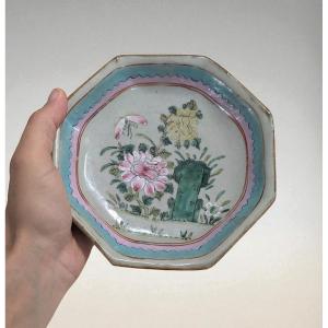 Small Octagonal Plate On Pedestal – China, Qing Dynasty, Late 18th – Early 19th Century