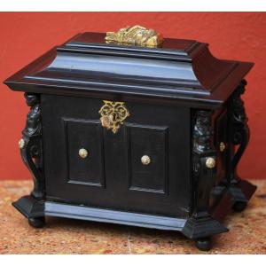 Petit Cabinet Allemagne XVIIème, ébène.