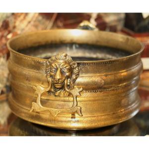 Venice Or Flanders 17th Century, Engraved Brass Basin, Scrolls And Medallions.