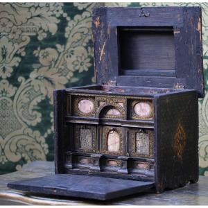 Venice, Late 16th Century, Small Cabinet In Lacquered Wood With Gold Interlacing.