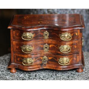 A Beautifully Curved Commode From The 18th Century, Made Of Veneered Wood And Marquetry.