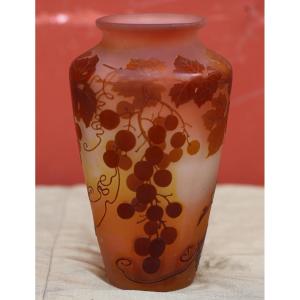 Emile Gallé 1846-1904, Ovoid Vase In Acid Etched Multilayer Glass Decorated With Grapes